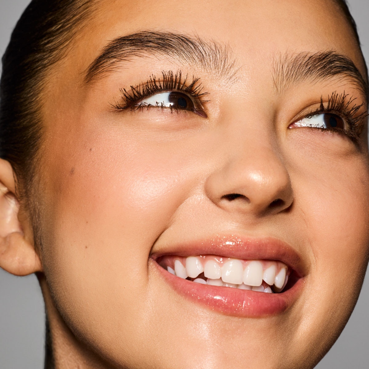 HELLA THICC VOLUMIZING MASCARA (MÁSCARA DE PESTAÑAS)